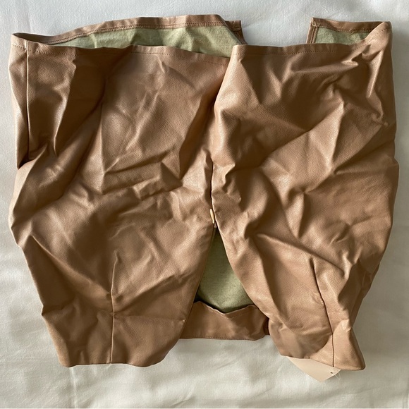 Trinity Faux Leather Skirt in Nude
superdown - Picture 4 of 7